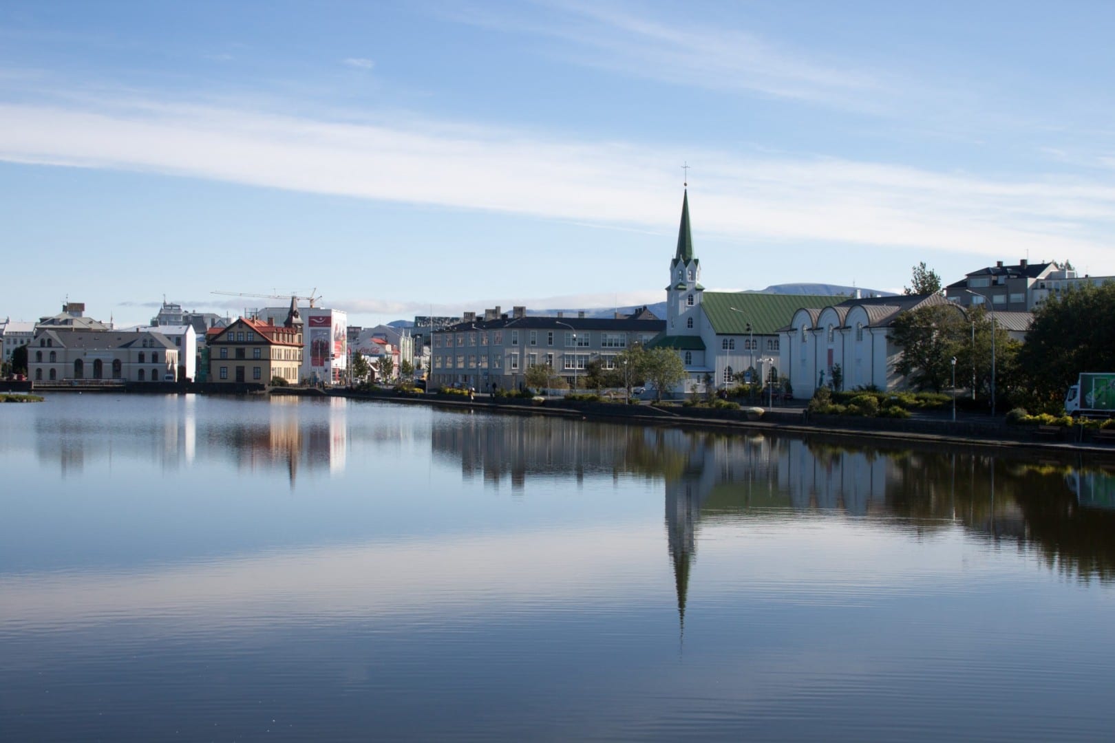 El lago Tjörnin, con el ayuntamiento, está en el centro de Reykjavík Reykjanes Islandia