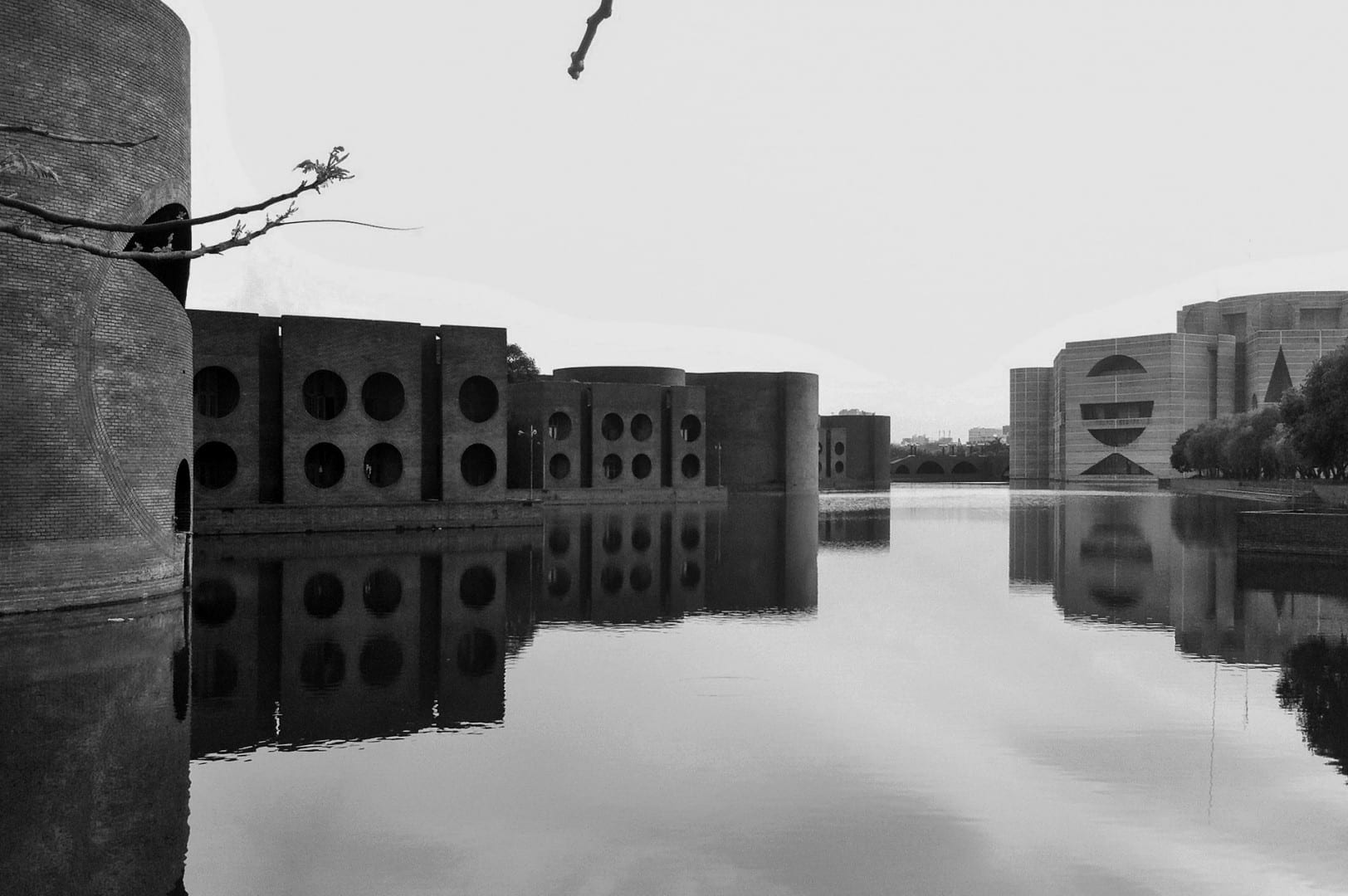 El majestuoso complejo de la capital de Louis Kahn era su visión de una moderna ciudad bengalí, con canales y jardines entrecruzados Daca Bangladesh