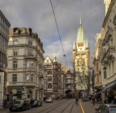 El Martinstor, con un pequeño cartel de McDonald's Freiburg im Breisgau Alemania