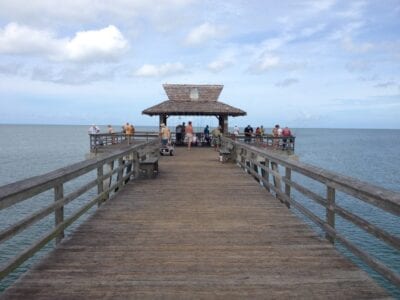 El muelle de Nápoles ofrece hermosas vistas, pesca y concesiones. Naples FL Estados Unidos