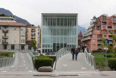 El nuevo edificio del Museion con dos puentes de cristal a través del río Talfer Bolzano Italia