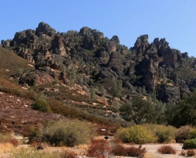 El Parque Nacional de los Pináculos es conocido por sus escarpadas formaciones rocosas y su naturaleza salvaje. Los Pináculos Parque Nacional CA Estados Unidos