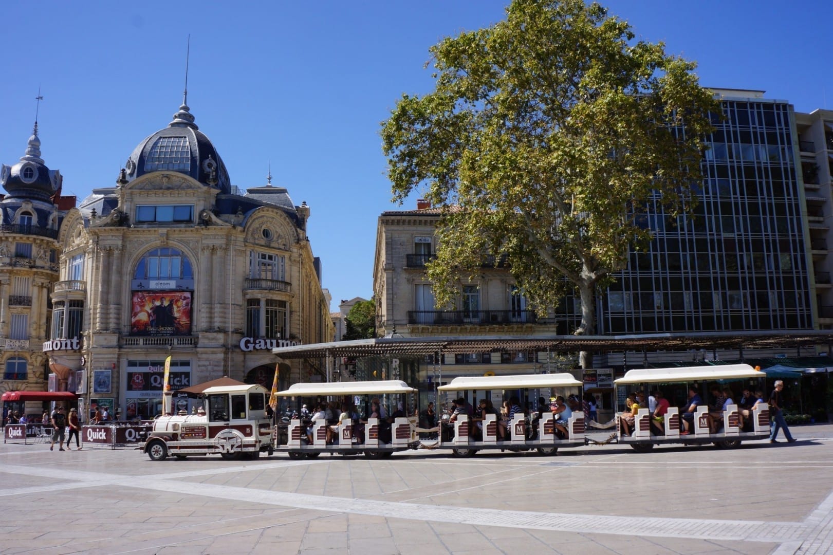 El pequeño tren turístico que circula por Montpellier Montpellier Francia