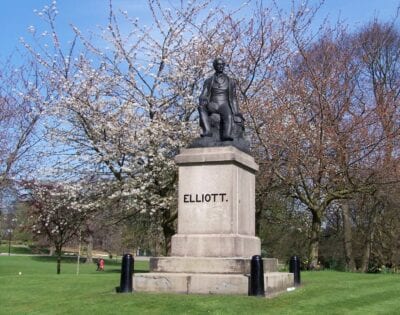 El poeta industrial Ebenezer Elliott fue un incansable defensor de la clase obrera en Sheffield y a nivel nacional. Aquí está su estatua en Weston Park Sheffield Reino Unido