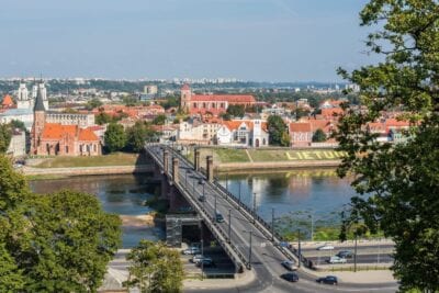 El puente Aleksotas y la ciudad vieja de Kaunas Kaunas Lituania