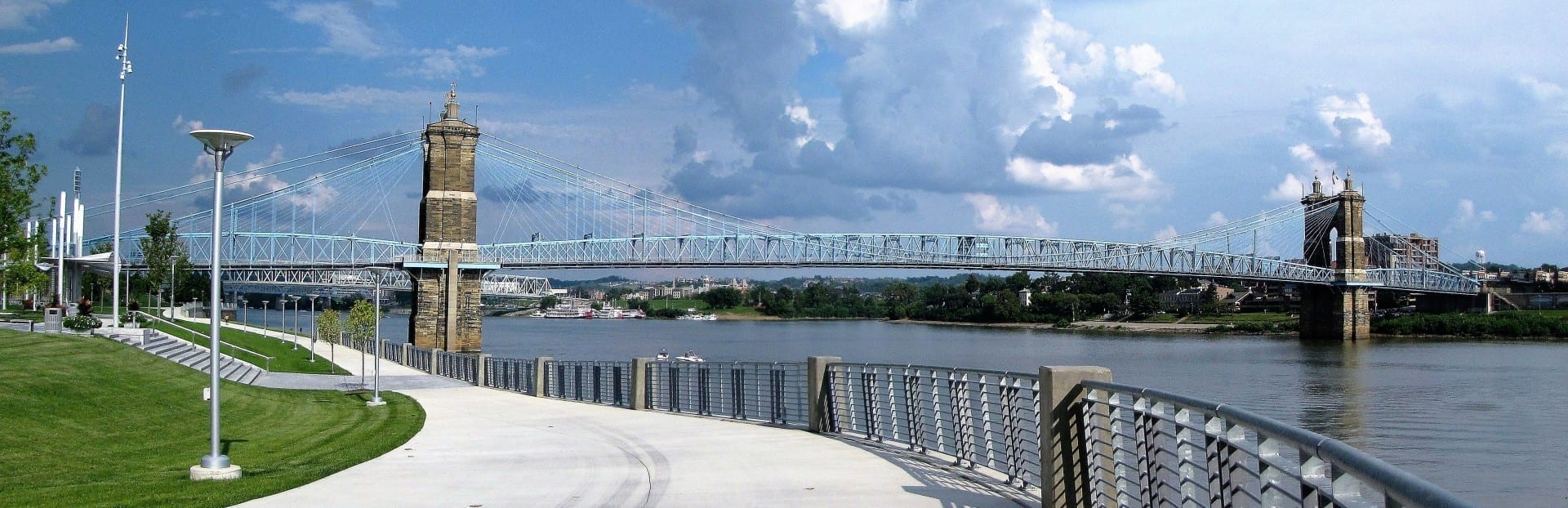 El puente colgante Roebling del Parque Smale Cincinnati Estados Unidos