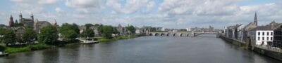 El río Maas y el puente de San Servacio desde el Hoeg Brogk Maastrich Países Bajos