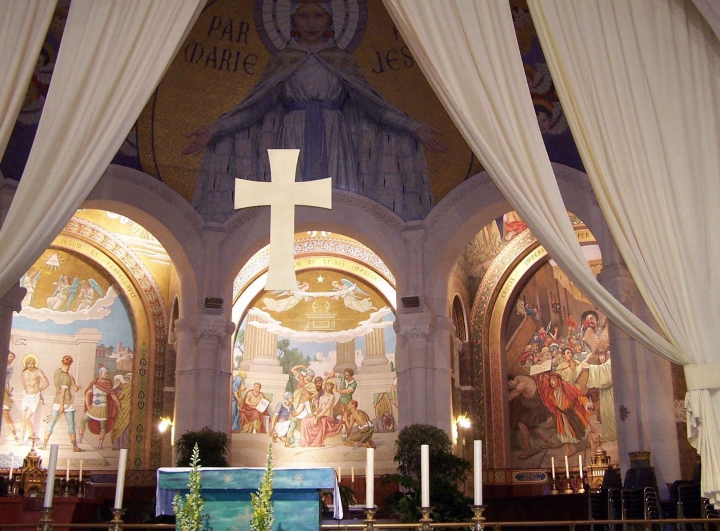 El santuario de la Basílica de Nuestra Señora del Rosario mirando hacia los Misterios Dolorosos. Observen el mosaico de María en la parte superior. Lourdes Francia