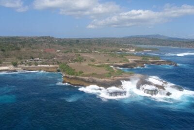 El sudeste de Nusa Lembongan con las colinas de Nusa Penida al fondo Nusa Lembongan Indonesia