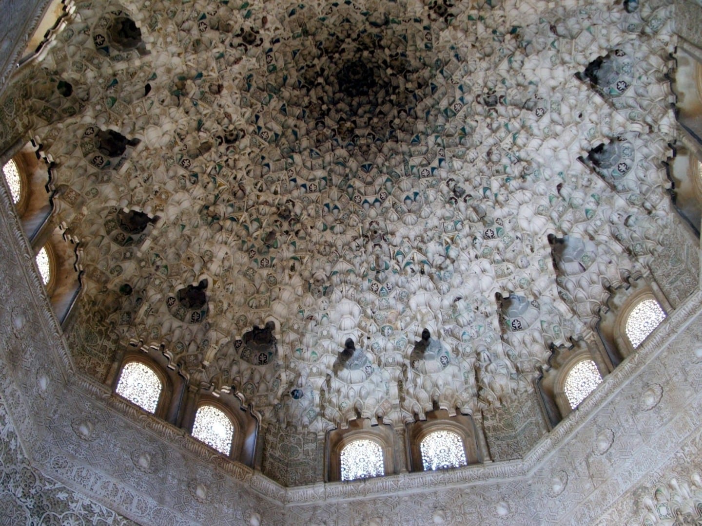 El techo de la Sala de las Dos Hermanas, Palacios Nazaries Granada España