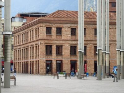 El tradicional edificio Vásquez en la Plaza Cisneros El Poblado (Medellín) Colombia