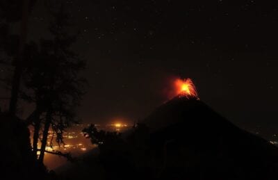 El Volcán de Fuego visto desde el campamento oriental en Acatenango Antigua Guatemala Guatemala