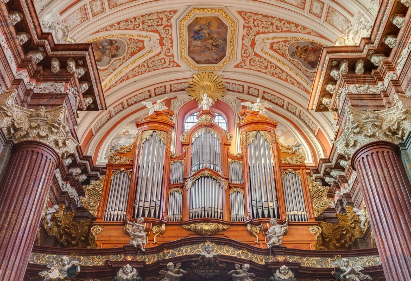 El órgano de tubos de finales del siglo XIX de la Poznań Colegiata Poznan Polonia