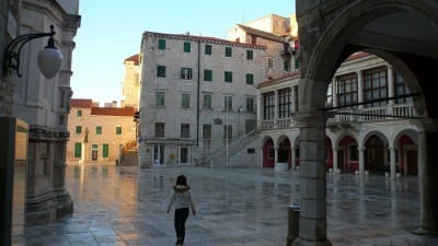 En el centro del casco antiguo Sibenik Croacia