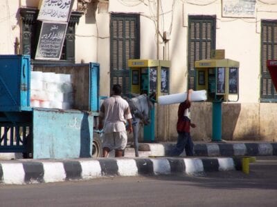 Entrega de hielo de un carro Asuán Egipto