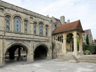 Escalera normanda, Escuela del Rey Canterbury Reino Unido