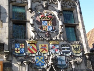 Escudos heráldicos de los miembros de la Junta de Aguas de Delft en la fachada del Gemeenlandshuis Delft Países Bajos