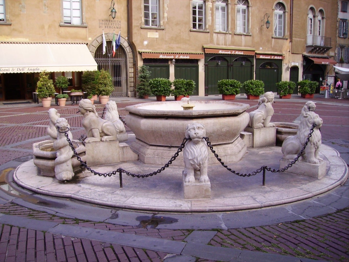 Fuente de Contarini (1780) en Piazza Vecchia Bergamo Italia