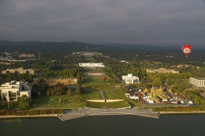 Globos de aire caliente volando sobre el Triángulo Parlamentario Canberra Australia