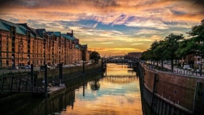 Hamburgo Speicherstadtu Canal Alemania