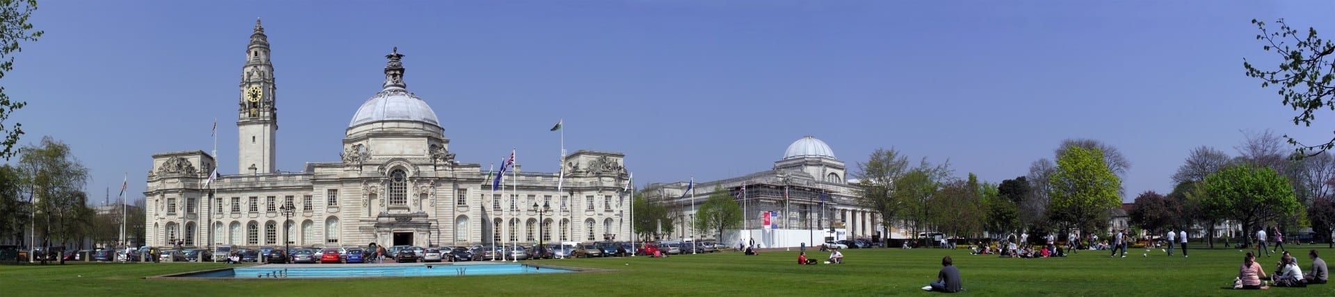 Hermoso centro cívico frente al Ayuntamiento (izquierda) y el Museo Nacional de Gales (derecha) Cardiff Reino Unido