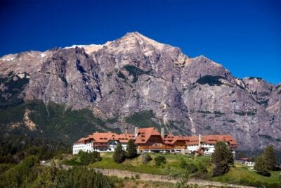 Hotel Lao Lao con el Cerro López al fondo Bariloche Argentina