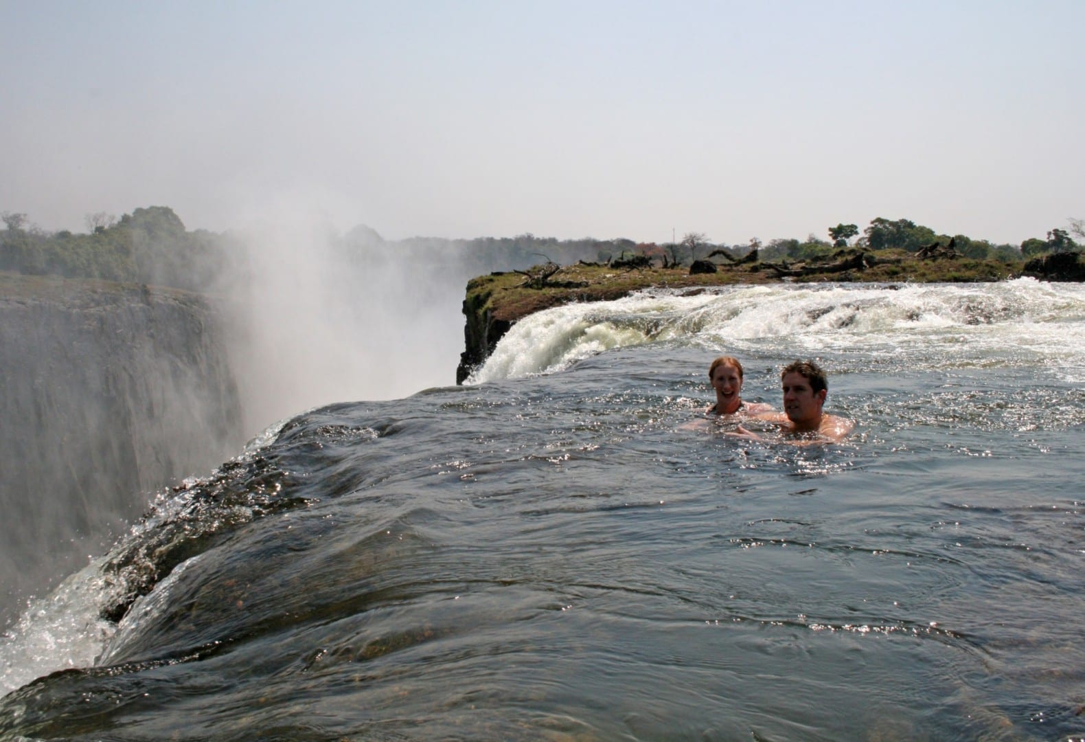 Increíblemente, es posible nadar con seguridad en piscinas naturales en la parte superior de las cataratas, en el lado de Zambia. Victoria Falls Zimbabue