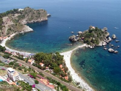 Isola Bella desde la colina Taormina, Sicilia Italia