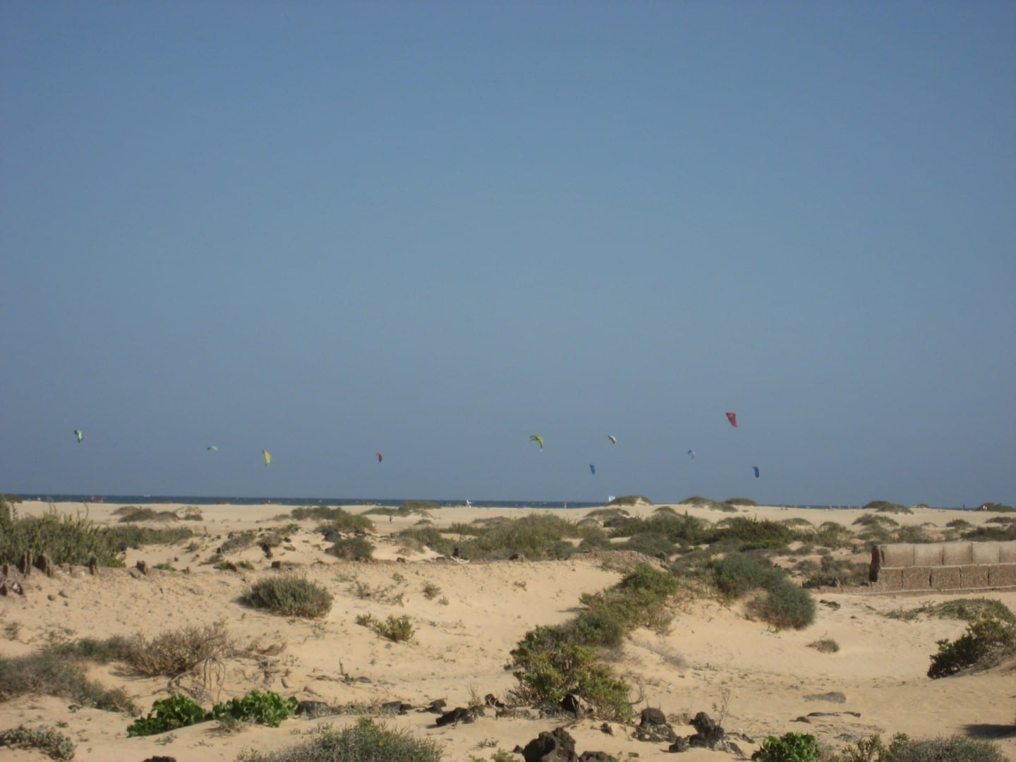Kite Surfers justo al sur del centro de Correlejo Corralejo, Fuerteventura España