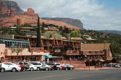 (6.) La calle principal de Sedona, con las colinas de Red Rock al fondo Sedona AZ Estados Unidos