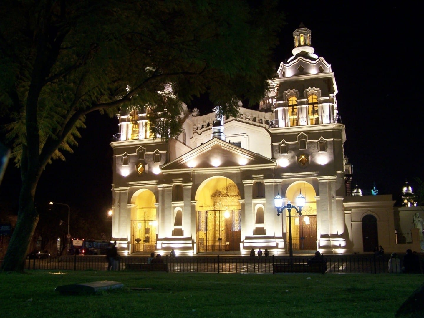 La Catedral y la Plaza San Martín de noche Cordoba Argentina