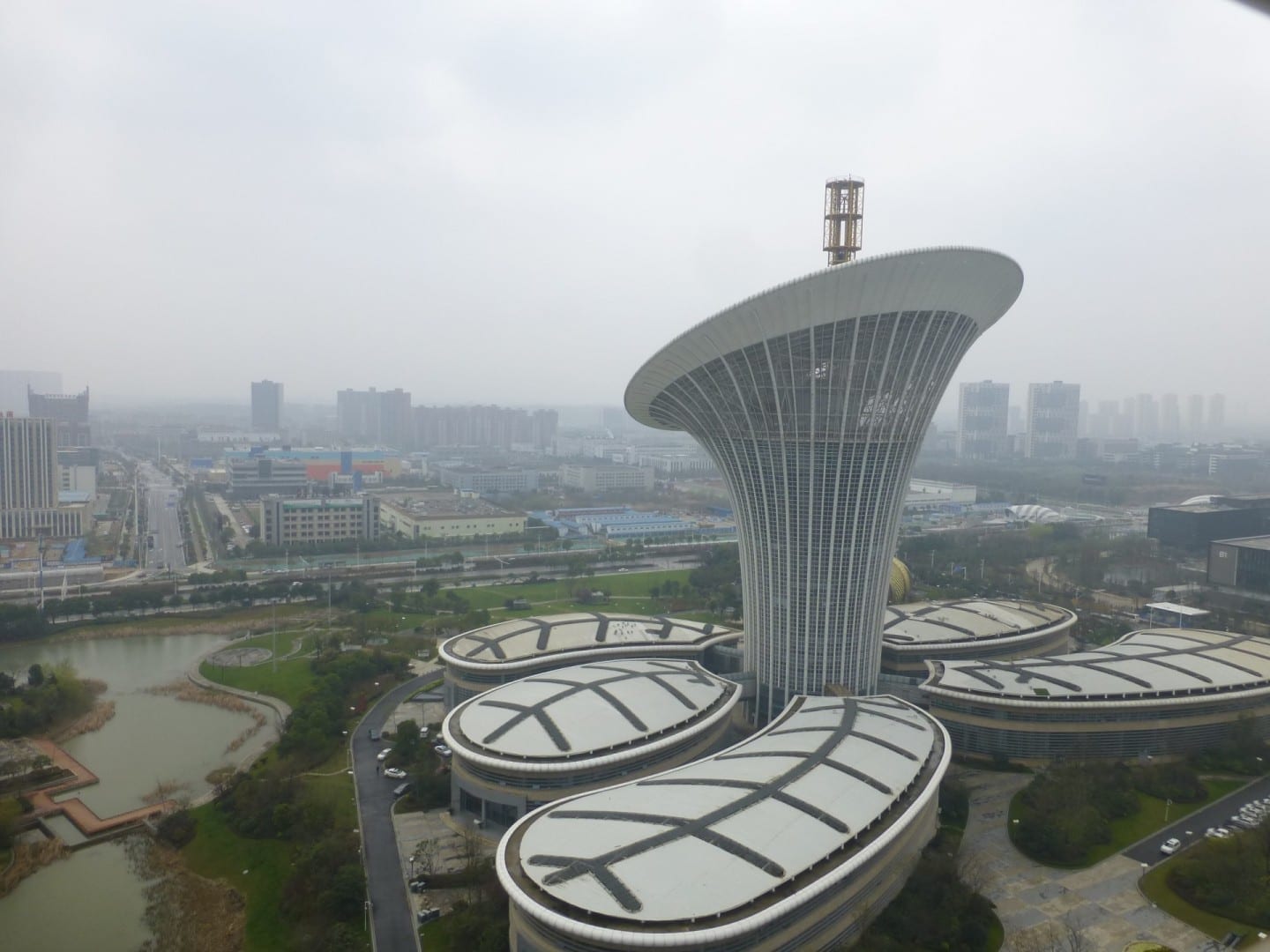 La Ciudad Futura de la Ciencia y la Tecnología, uno de los campus corporativos más orientales del área de desarrollo de Guanggu (Valle de la Óptica) Wuhan China