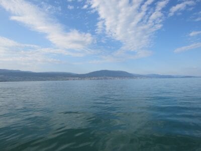 La ciudad vista desde un barco en el lago Neuchâtel Suiza