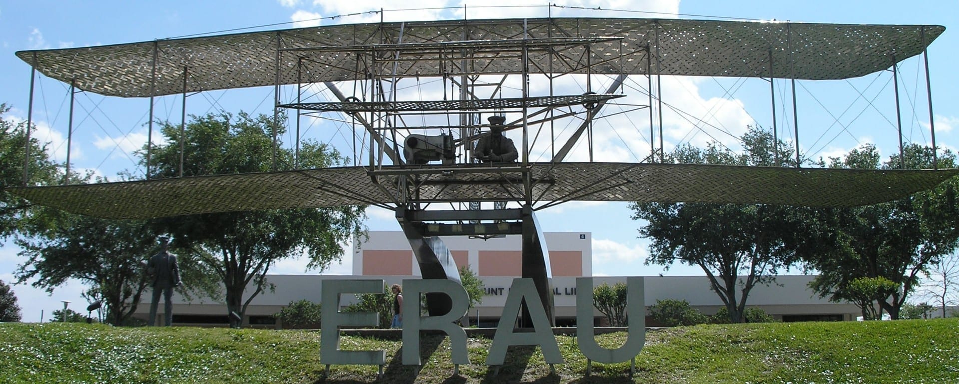La estatua de tamaño real del Volador Wright en el campus de la Universidad Aeronáutica Embry-Riddle. Daytona Beach FL Estados Unidos
