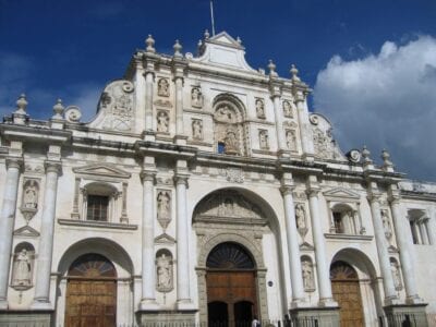 La fachada restaurada de la Catedral de Antigua Guatemala. Antigua Guatemala Guatemala