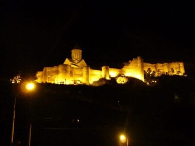 La fortaleza de Narikala de noche Tiflis Georgia