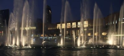 La fuente del centro comercial de Dubai Bur Dubai Emiratos Árabes Unidos