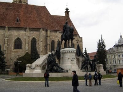 (6.) La iglesia de San Miguel, con la estatua de Matthias Corvinus. Cluj Napoca Rumania