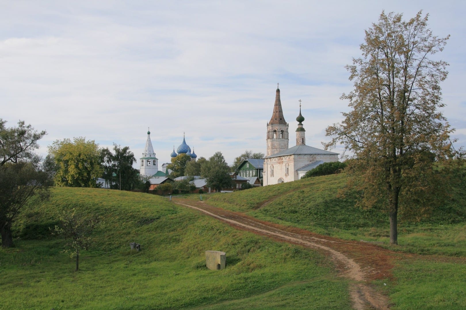 La iglesia de San Nicolás desde las murallas hasta el Kremlin de Suzdal en el fondo Suzdal Rusia