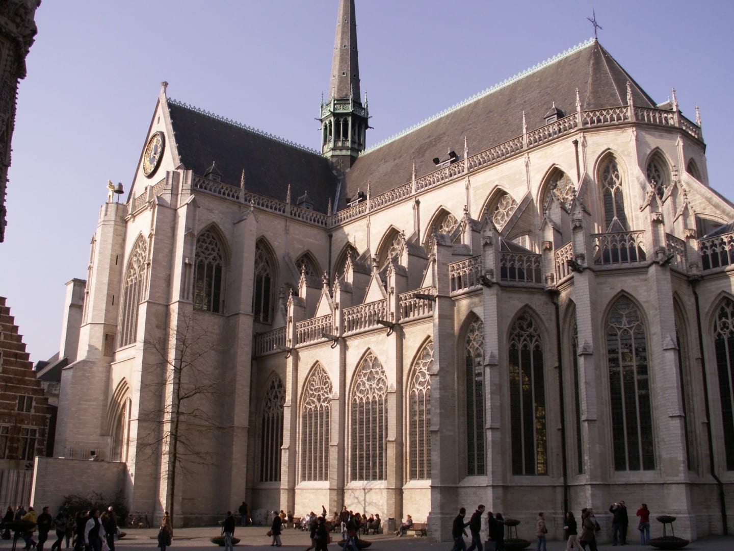 La iglesia de San Pedro en la Grand Place. Lovaina Bélgica