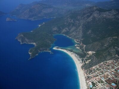 La Laguna Azul en el centro con las calas y montañas circundantes. En la parte inferior derecha de la foto está el pueblo de Ölüdeniz. Oludeniz Turquía