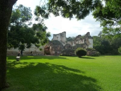 La mayor parte del complejo de La Recolección todavía está en ruinas. Antigua Guatemala Guatemala