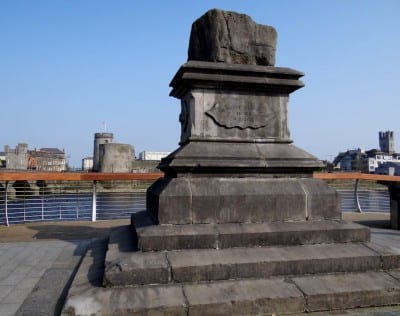 La Piedra del Tratado posada en el Puente de Thomond Limerick Irlanda