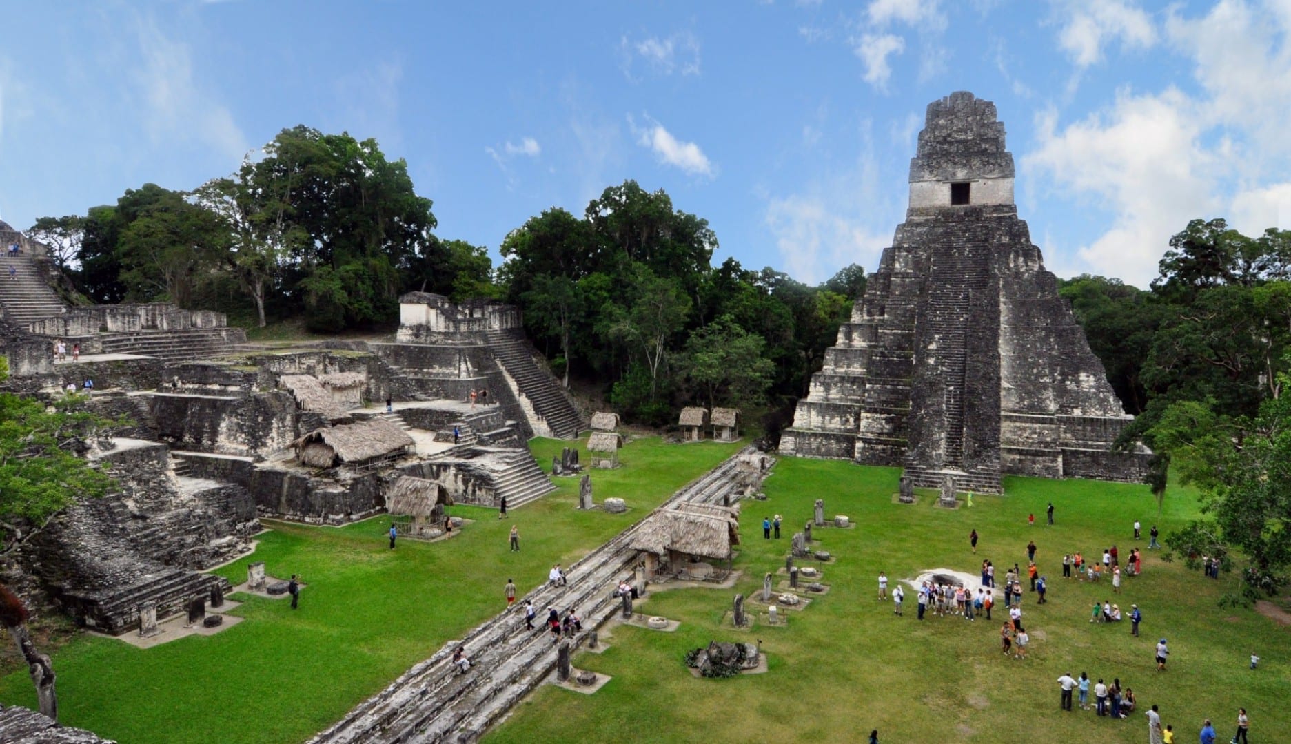 La plaza de la ciudad todavía está llena de vida hoy en día Tikal Guatemala