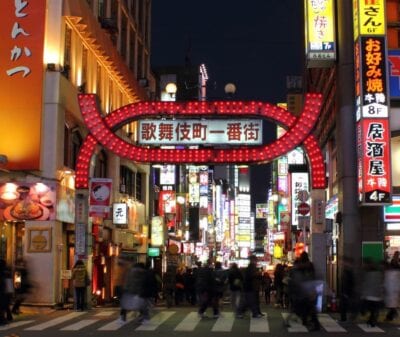 La puerta de Kabukichō por la noche Shinjuku Japón