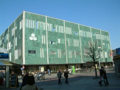 La sucursal de Eindhoven de los grandes almacenes holandeses De Bijenkorf tiene una fachada modernista, con el tema del panal reflejando el nombre de la tienda. Eindhoven Países Bajos