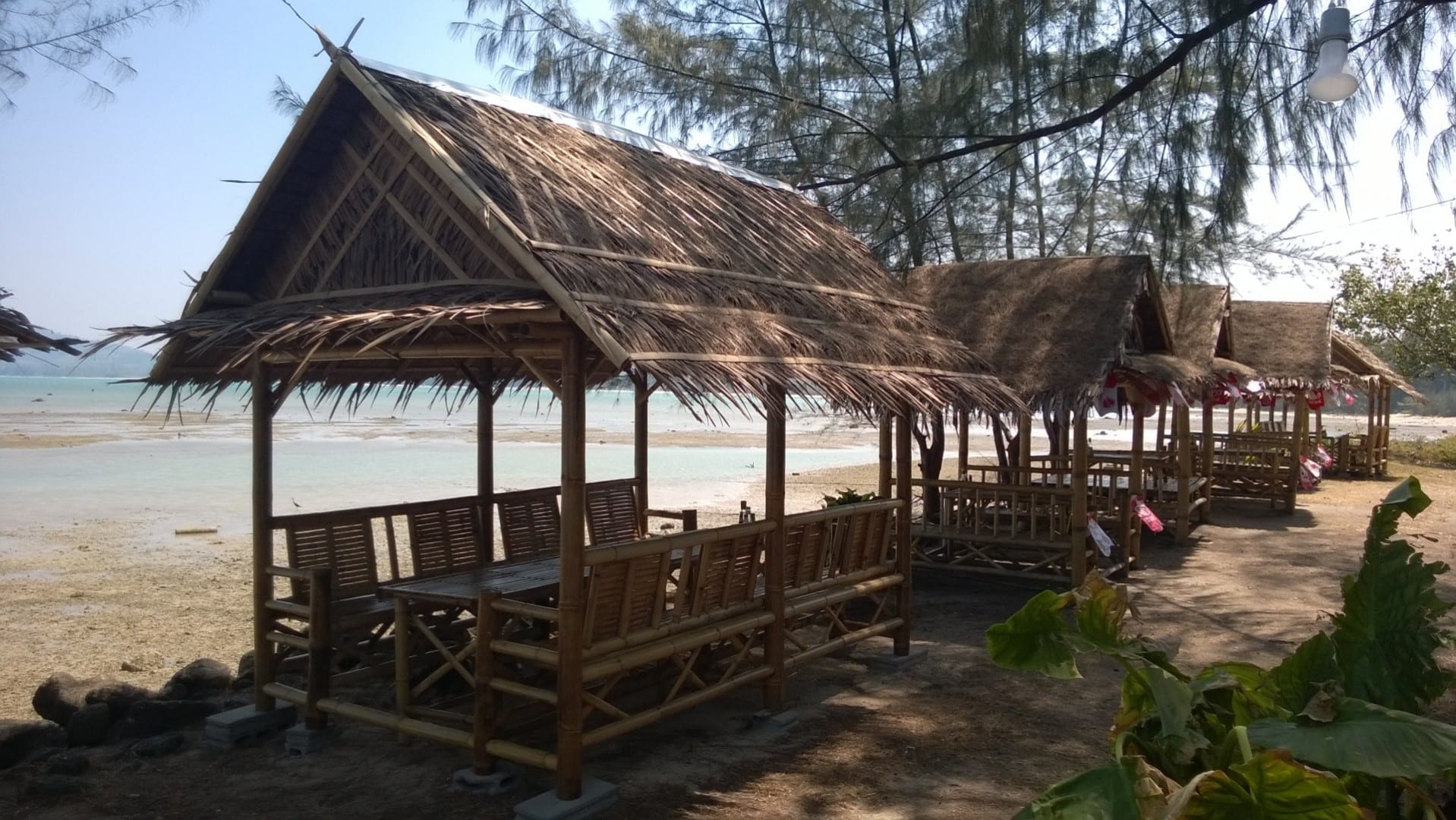 Las cabañas se alinean en la orilla de la playa Pakarang. Koh Kho Khao Tailandia