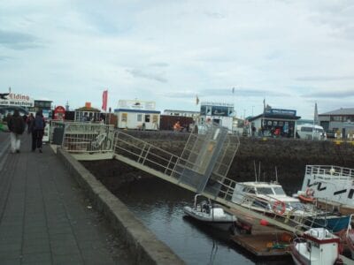 Las cabinas de los operadores turísticos en el muelle Reykjanes Islandia