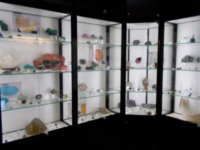 Las gemas y minerales en la Bóveda del Museo Mineralógico Amberes Bélgica
