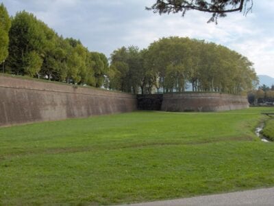 las murallas de la ciudad Lucca Italia